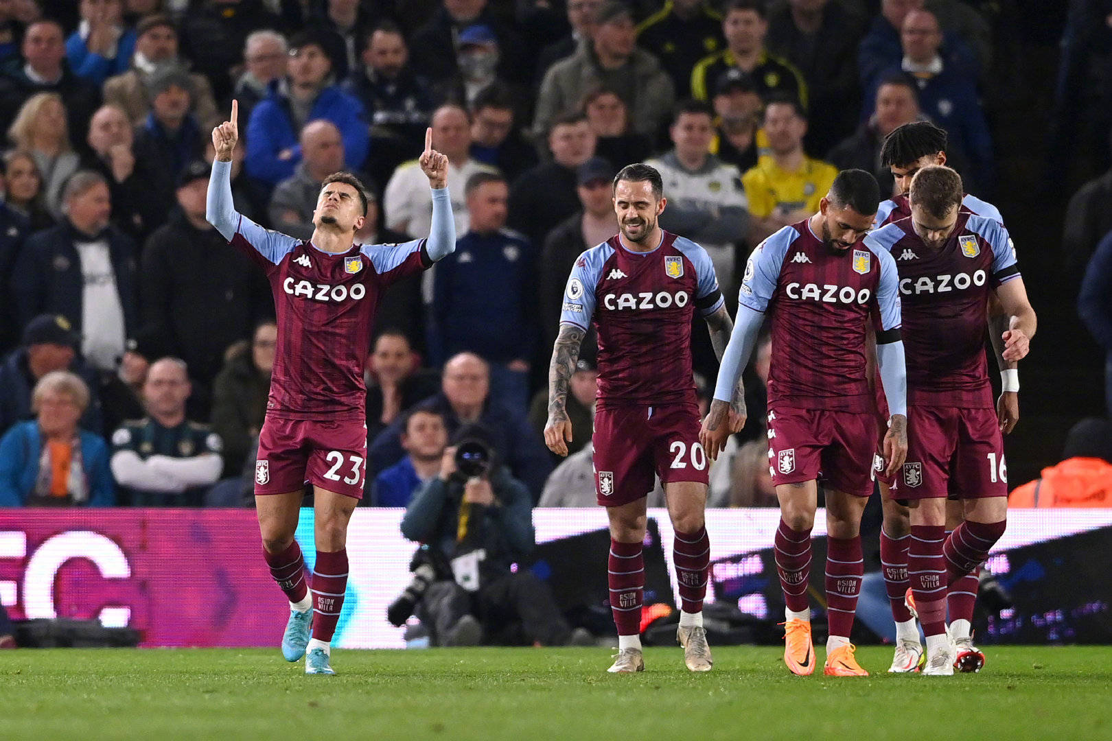 他们通过默 他们通过默